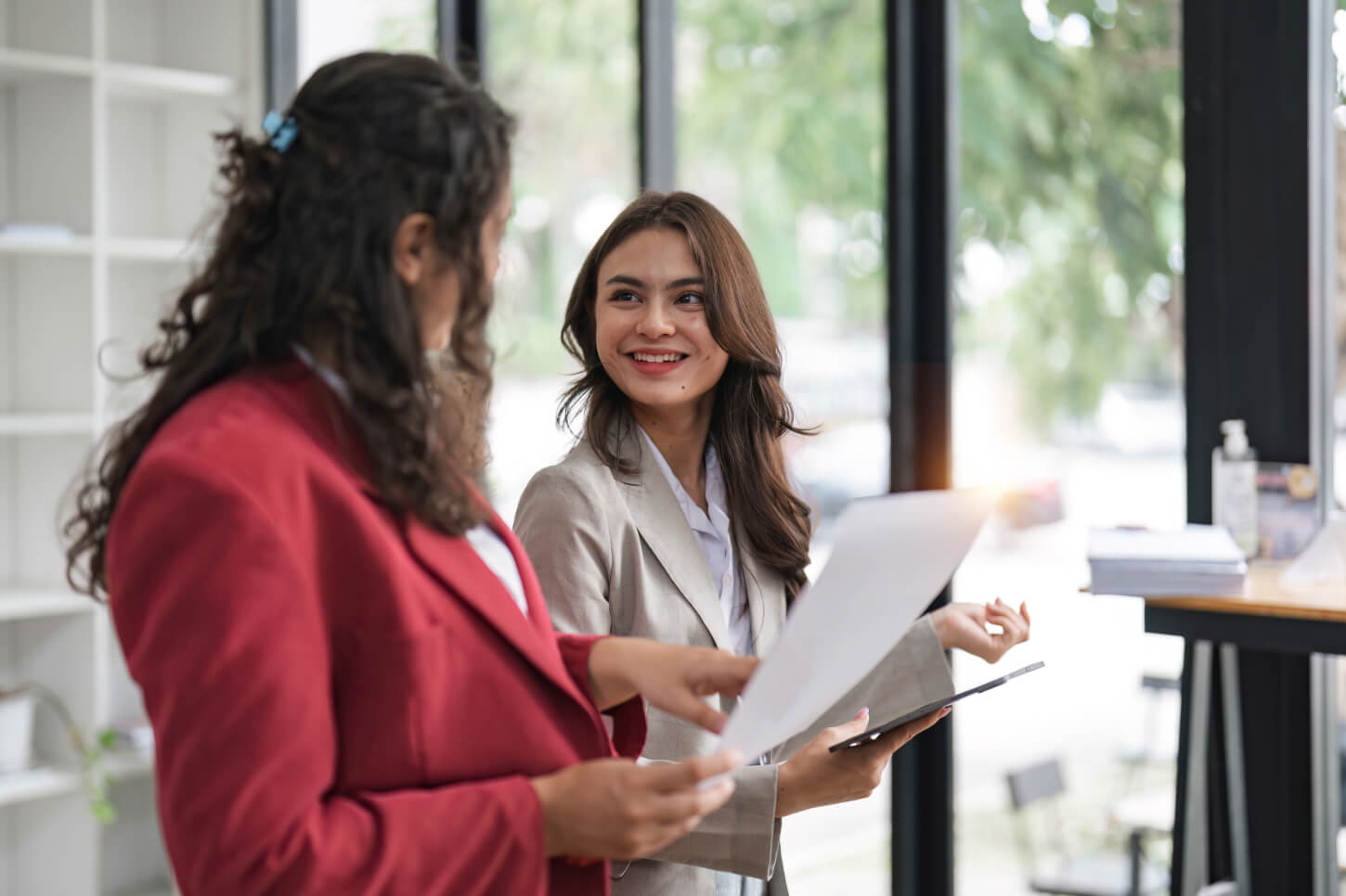 Dwie kobiety analizujące dokument - Politykę Prywatności